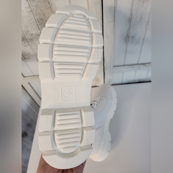NWOB Dr. Martens Combs Platform Boot - White 10 - Picture 8 of 8